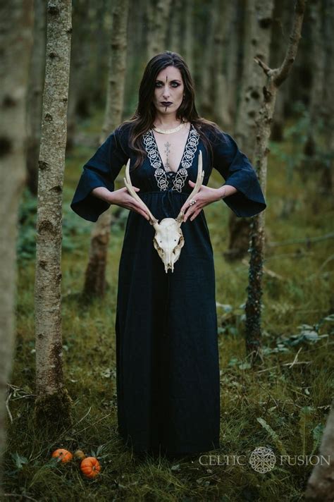 Enchanting Looks: Creating Witchy Makeup to Match Your Wiccan Outfits